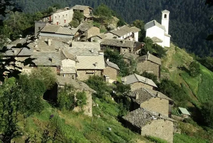 Il borgo di Chasteiran nelle valli valdesi