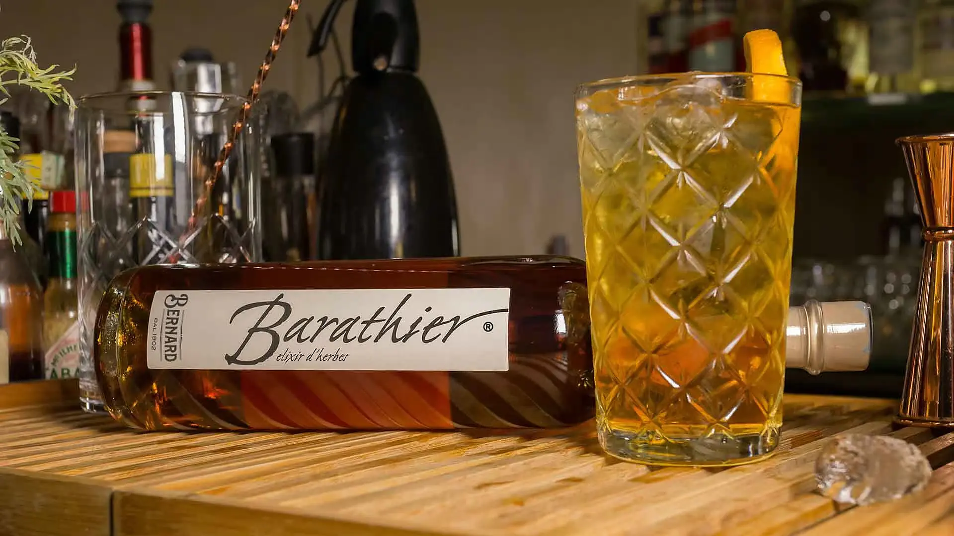 Un cocktail al Barathier accanto alla bottiglia
