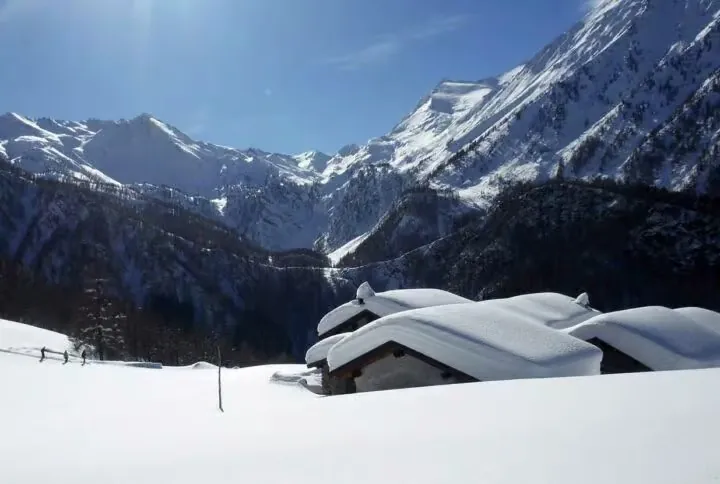 Le montagne innevate sopra Prali, in Val Germanasca
